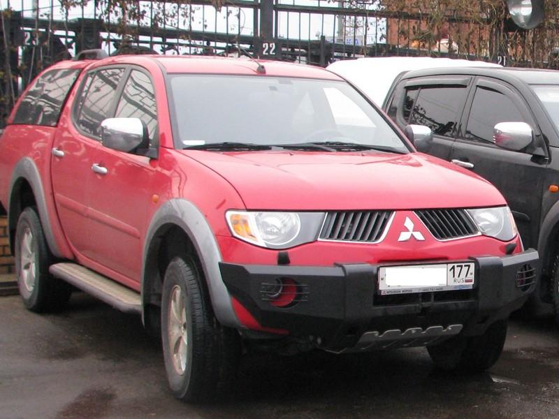 Накладка РИФ на передний бампер с квадратом под фаркоп Mitsubishi L200 2007-2015